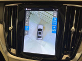 【360&deg;ビューカメラ】4台の高解像度カメラで360度の鳥瞰図を表示。隣の車や壁、死角にある障害物などを画面で確認できるため、狭いスペースでの駐車・出入りも安心です。