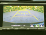 後方の映像とガイドラインを画面で確認でき、駐車時や車庫入れの際に後ろの状況を把握する目安になります。周囲を直接確認しながら、安全確認を補助する装備です。