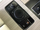 コマンダーコントロール。スイッチを探すことなく自然に手を下した位置に配置。手元を見ることなく、各種操作が行えます。