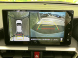 周囲の映像と車両後方の様子を画面で確認でき、駐車時の位置合わせに役立ちます。ガイド線も表示されるため、後退時の確認をサポートする便利な装備です。