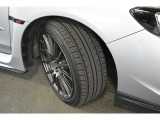 タイヤサイズは245/40R18です。
