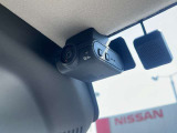 【日産純正 車内撮影用カメラ付きドライブレコーダー装着車】 映像/音声の記録はもちろん、映像再生時に走行軌跡や車速のわかるGPS搭載。事故時の客観的な検証に役立ちます