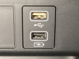 アクセサリーソケットの横にはナビゲーション用の外部入力や充電可能なUSB端子がついています。移動中に充電もできるので便利です。