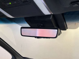 多人数乗車時やお荷物が多いときでも後方視界を確保できる、デジタルインナーミラーが装着されています。