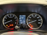 見やすい自発光式2眼メーター&センターに多彩な車両情報を表示するマルチインフォメーションディスプレイ