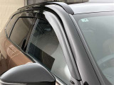 ドアバイザーも付いています。雨の日に少し窓を開けても、雨水が入りにくく、喫煙する方などにも強い味方です。