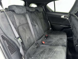 後部座席も当然、綺麗・清潔に仕上げております。内装の綺麗なお車は気持ちが良いですし、コンディションのいい車が多いです。