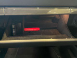 車検証や取扱説明書を綺麗に保管できるグローブボックス。コンパクトながら奥行きがあり、車内の生活感を隠してすっきり整理整頓しておくのに欠かせません。