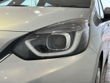 LEDヘッドライトは、点灯の瞬間から最大光量を発揮し、突然暗くなるトンネルなどでの安定感を高めます。