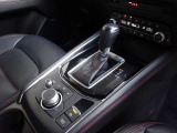 【オートブレーキホールド】停車中にブレーキペダルから足を放しても、ブレーキを自動的に制御して、車両の停車状態を保持する機能です。信号待ちなどの停車時に運転者の負担を軽減します。