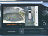 駐車場や交差点で周囲の安全確認をサポートする「パノラミックビューモニター」を搭載。