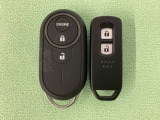 スマートキーを装備しています。鍵を差し込むことなくドアロックの開け閉めと、スタートボタン操作でのエンジンスタートができます。加えて、純正リモコンエンジンスターター用の操作キーもついています。