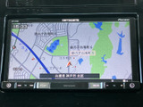 地図情報が画面いっぱいに表示され、周辺の道路や施設を確認しながら目的地へ向かえます。現在地を把握しやすく、慣れない道を走る際にも頼りになる装備です。