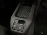 目的地に到着後、シフトをパーキングに入れると自動で駐車ブレーキのかけ忘れも防げます。出発時に指1本で解除していただけれる操作もカンタンですよ。
