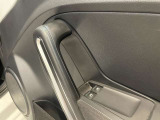 左右の窓を集中コントロールするスイッチです。爪キズがつきやすいソフトコート塗装の剥がれはなく、ワンタッチオート昇降も正常です。