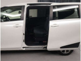 スライドドアの良いところは、乗り降りしやすく、隣の車両にドアをぶつける心配がないことですよね。両側電動スライドドアですから、運転席から開け閉めが操作できますよ。