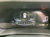 必要な情報がデジタル表示でまとめられ、速度や燃料残量などを運転席から確認しやすいレイアウトです。ドアの開閉状況も画面に表示され、乗車時の確認に役立ちます。