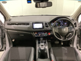 車内は光触媒抗菌消臭施工済です。インパネ周りはスタイリッシュなデザインで機能や装備も充実しています。グローブボックスやカップホルダーのほかにトレーなどたくさんの収納スペースが付いています。