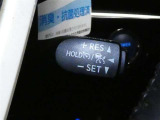 走行中に先行車の様子を検知しながら、設定した車速の範囲内で先行車との距離のキープを支援します。長距離運転中の渋滞なども快適に運転できます。