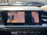 サラウンドビューカメラ装備 車両の4つのカメラから得た映像を合成し、上空から眺めているような映像をモニターに映し出します。車両周辺の歩行者や障害物などの発見に役立ちます。