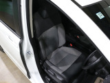 程よい硬さとホールド性が高いシートで長時間運転も快適です。