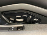 運転席には電動パワーシートを採用。自分に合わせたポジションを探しながら、911のコックピットに身体を預ける時間も楽しみのひとつです。