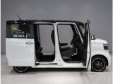 リアドアは両側スライドドアです。スライドドアのお車ですと、狭いスペースでも乗り降りしやすいです!また、両側電動なので、ワンアクションで開閉可能!うれしい装備ですね♪