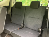 3列目にも左右に座席を設け、後席まで乗車できる室内レイアウトです。ヘッドレストやシートベルトも備わり、複数人で出かける際に活用しやすい後席スペースとなっています。