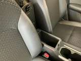 【フロントセンターアームレスト(ボックス付き)】運転席と助手席の間には、小物が収納できるボックス付のアームレストが装備!必要な物をぱっと取り出せて車内もスッキリです♪