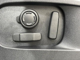 パワーシート『電動パワーシートですので運転中のシート調節も安全に行えます。微調整も可能ですのであなただけのドライビングポジションを実現します。』