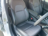 ゆったりと運転できる大きなシート☆キズやシミの無いキレイな運転席です♪