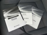 メンテナンスノート、取扱説明書ですね。 車の情報が凝縮されています。 車の整備記録が記載されている大事な物ですよ。