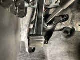パーキングブレーキはフット式なので運転席と助手席の間はすっきり、移動も楽々です。さっと手が届く位置にATセレクトレバーやエアコンスイッチなどがあり操作性に優れています