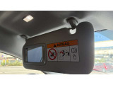 助手席にも運転席同様バイザーに鏡とLEDランプが装備されております!