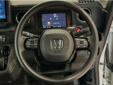 運転にかかわる様々な操作を安全に行えるように視点移動が少なく操作性に配慮されたスイッチ類が凝縮されたコクピットです。