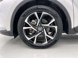 純正アルミホイールが車の雰囲気を引き立てますね!