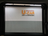 後部座席には格納式のサンシェードがありますよ♪