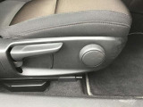 運転席シートリフター!ご自分の好きなシートポジションが取れるので運転が楽しくなりますし疲れにくいです。