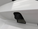 後退時に車両の後ろ側をモニター画面に表示します。車庫入れなどでバックする際に後方確認ができて便利です。車庫入れが苦手な人もこれで安心。