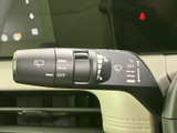 レバーに操作表示がまとめられており、手元で設定を確認しながら扱えます。天候に応じて使う装備へすぐアクセスでき、日々の運転を支える実用的な配置です。