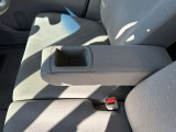 運転席アームレストにも収納スペースがございます