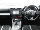 【運転席・インパネまわり】 ハンドル・シート・フロアーなど隅々までプロによるクリーニング済み☆彡キレイな車内でドライブが一層快適にお楽しみいただけます。!!