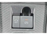 【電動パーキングブレーキ】パーキングブレーキは便利な電動式!ボタン一つで操作でき、アクセルを踏めば自動で解除されます、レバーやペダルが無いので運転席廻りもすっきりしますね