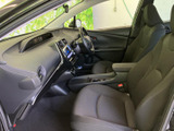前席の座面やダッシュボードまで見渡せる室内は、運転席まわりの視界も広々と感じられます。シートは体を支える形状で、乗り降りの際にも車内の配置を把握しやすい空間です。