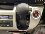CVT車のセレクトレバーです。低速から高速まで、変速ショックのないスムーズな走りを実現するとともに、エンジン効率のよい領域を維持することで燃費にも貢献します。
