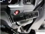 AUTOライト装備  周囲の明るさに応じてヘッドライトや車幅灯を自動で点灯・消灯します。 トンネルに入ると自動でライトが点いてとても便利!(^^)!