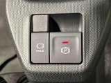 指先だけで簡単に操作が可能な電動パーキングブレーキを採用。「HOLD」スイッチを押すと、渋滞や信号待ちなどでブレーキペダルから足を離しても、ブレーキを保持するので安心です