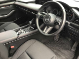 マツダ車のシートは人間工学に基づき設計されています。人の骨盤を支える様にシート内部の素材を研究し開発されていますのでロングドライブでも疲労を感じにくいのが特徴です☆