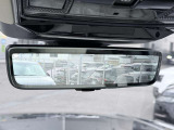 自動防眩インテリアリアビューミラー 後続車のヘッドライトのまぶしさを自動的に抑えます。クリアサイトインテリアリアビューミラーを装備。カメラモードの後方映像と通常のルームミラーにも切り替えが可能です。