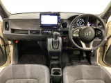 車内は光触媒抗菌消臭施工済です。スタイリッシュなデザインでスポーティなインパネ周りを演出します。グローブボックスやカップホルダーのほかにトレーなどたくさんの収納スペースが付いています。